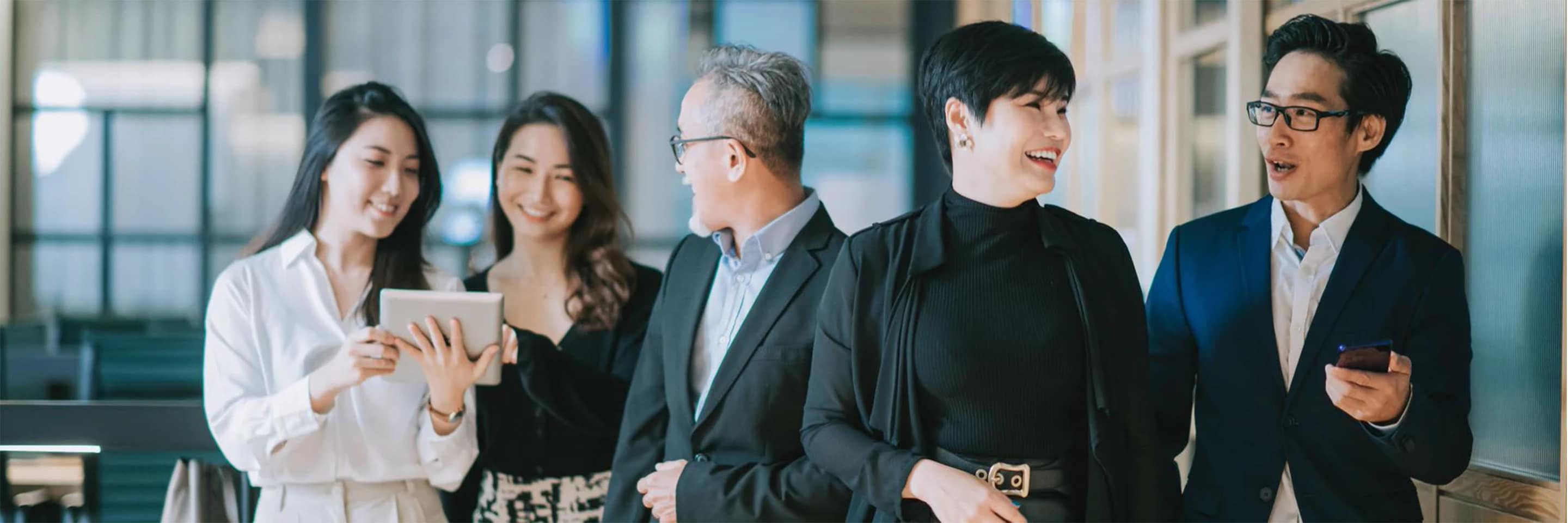一群商业人士谈笑风生中边走边讨论