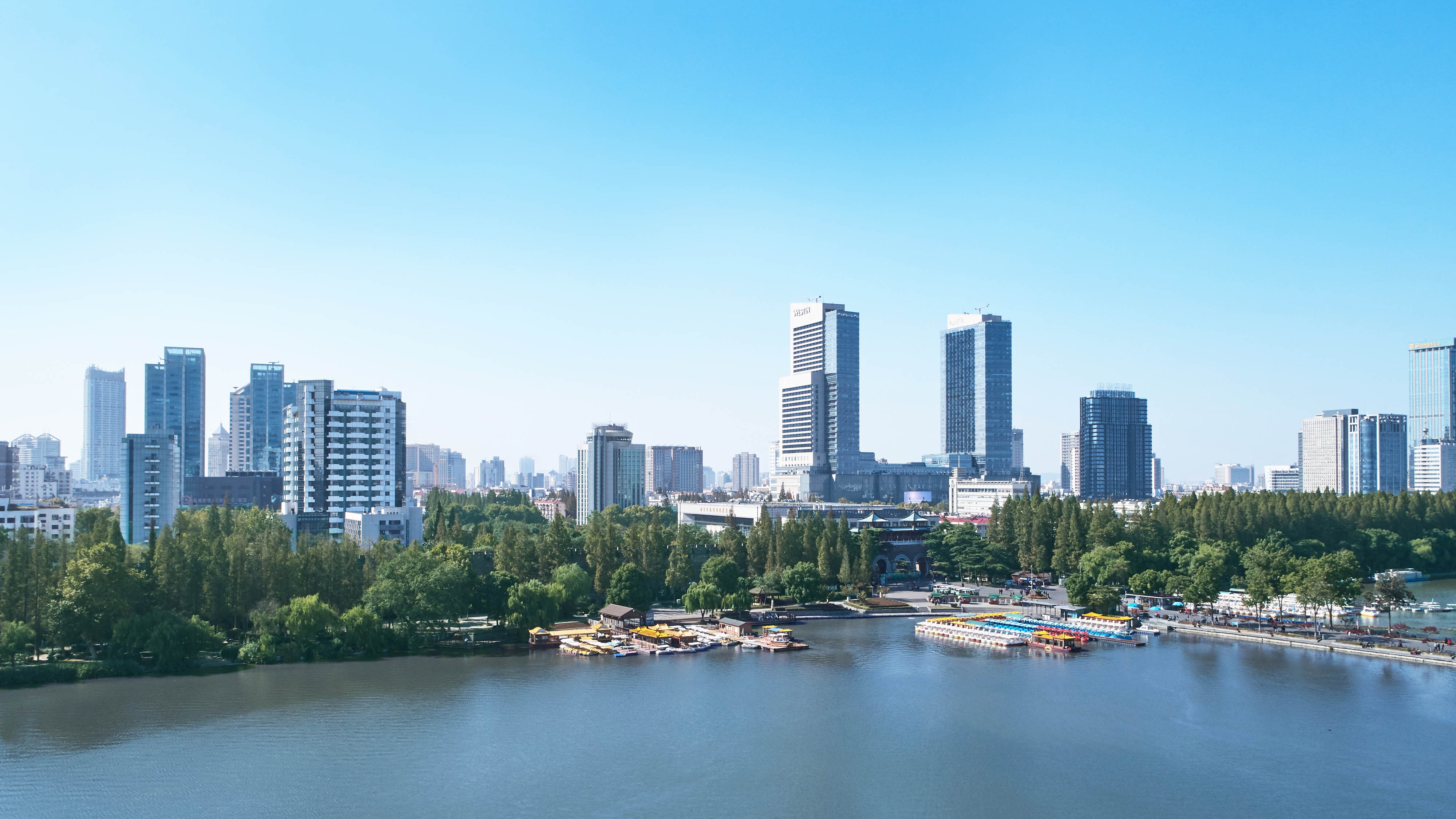 入住南京金茂威斯汀, 解锁玄武湖畔金陵秋色，开启一场穿越古今的大报恩寺灵感之旅。